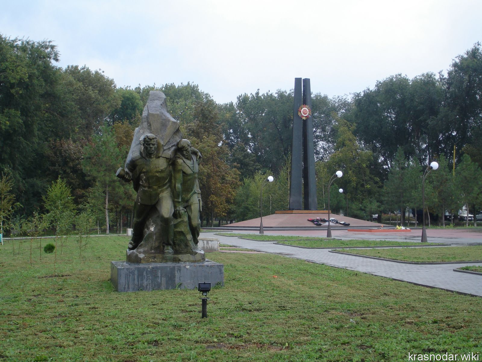 Белая глина, монумент павшим воинам