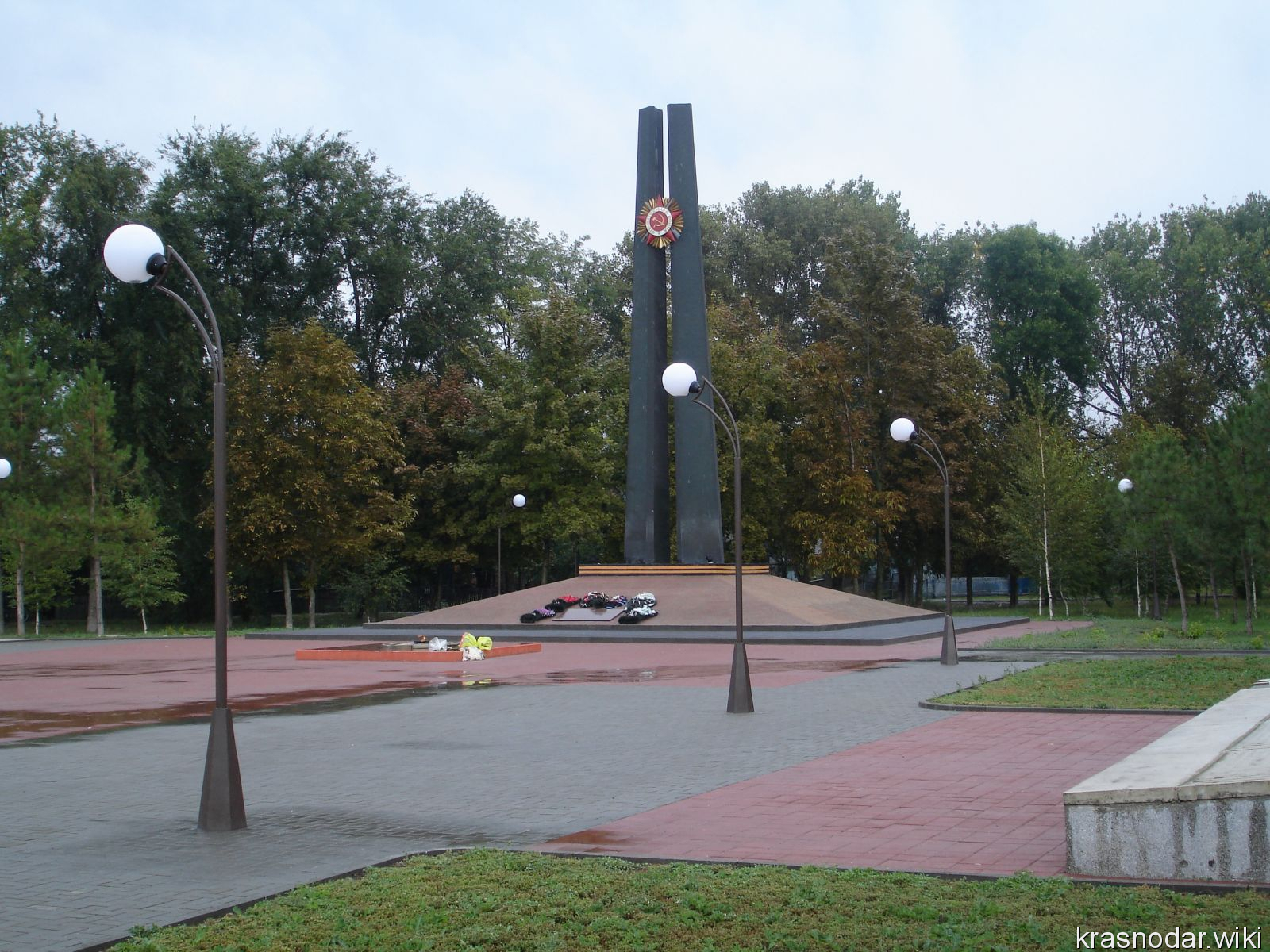 Белая глина, монумент павшим воинам