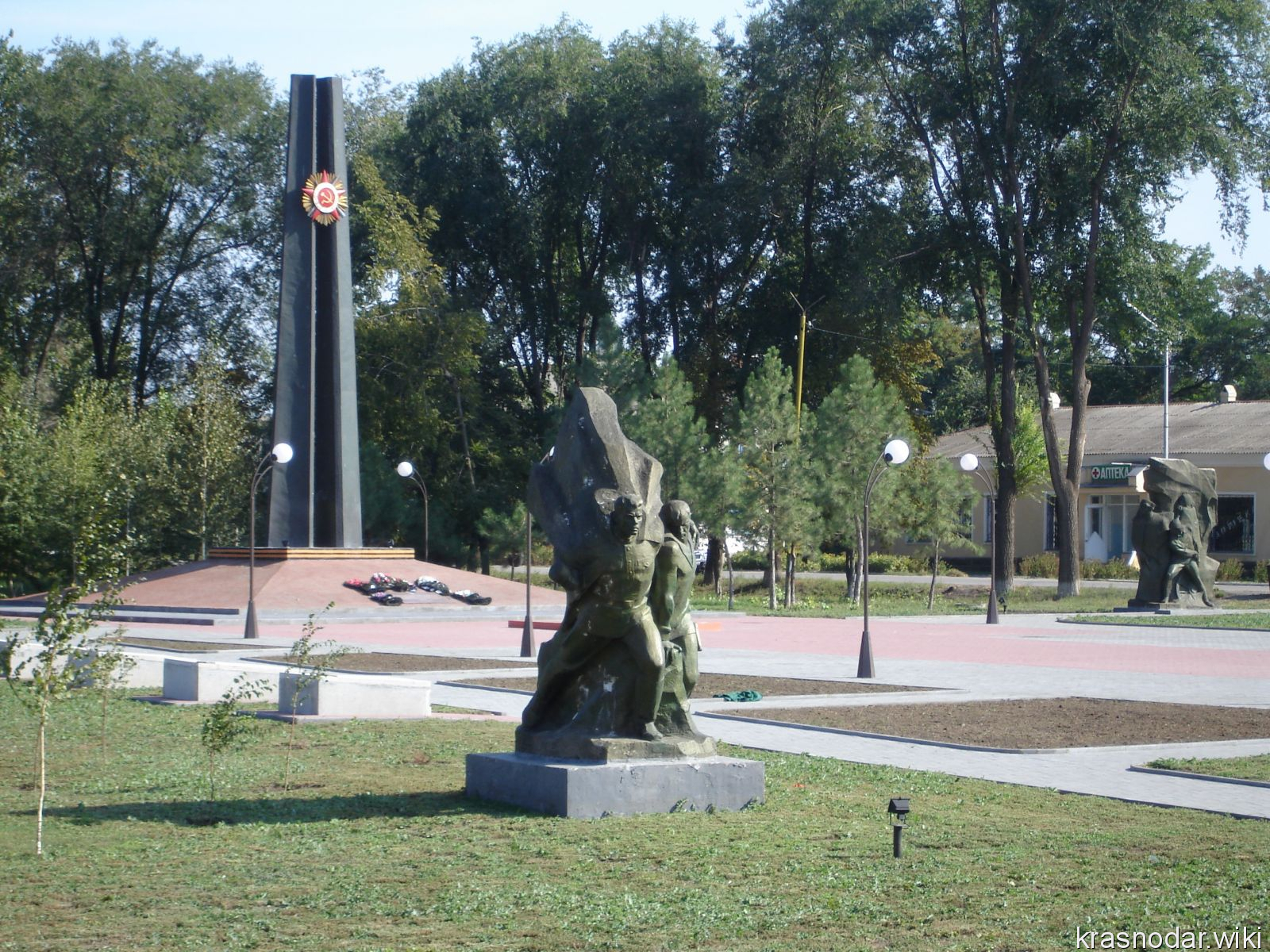 Белая глина, монумент павшим воинам