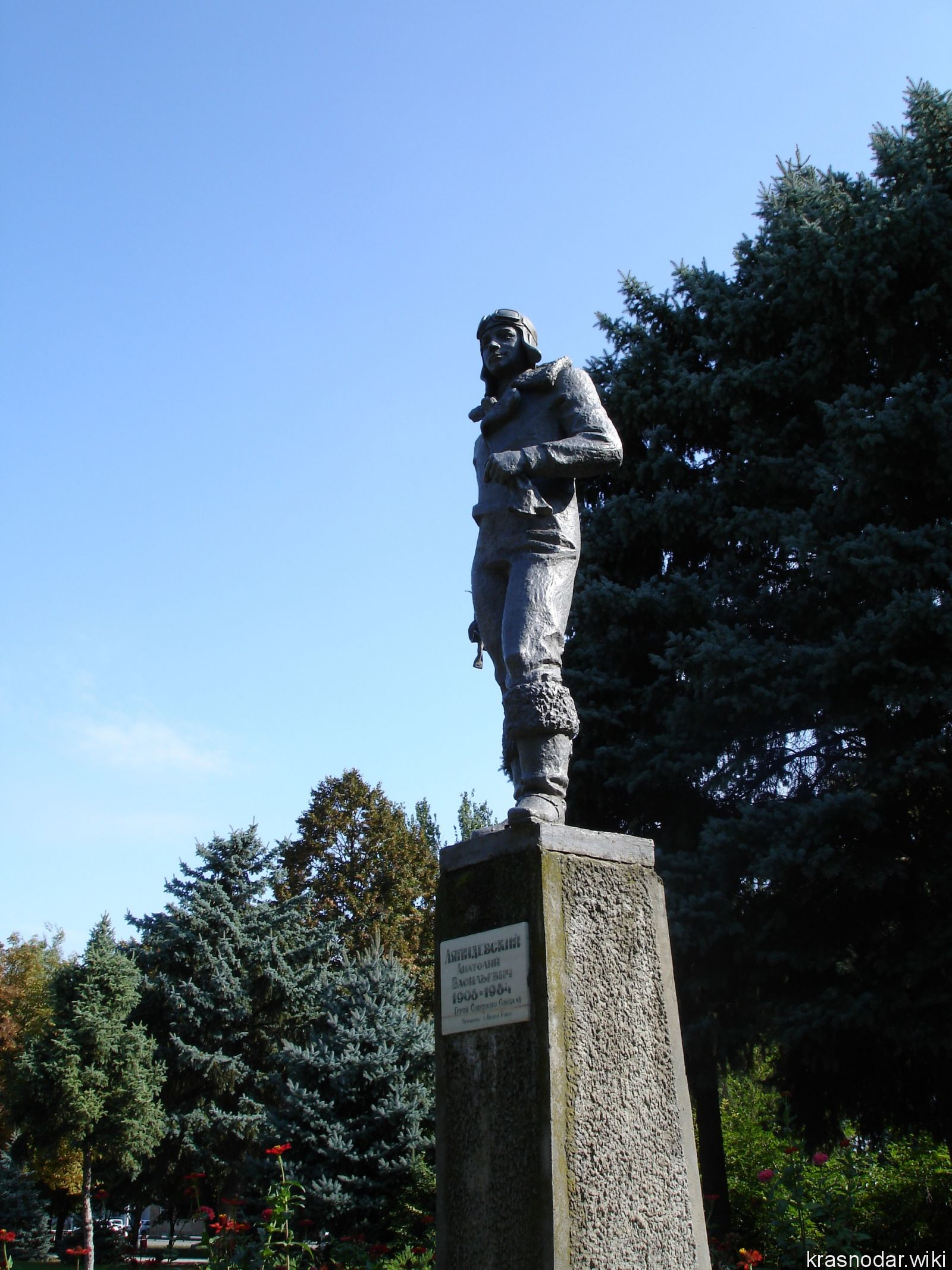 Белая глина, памятник Ляпилевскому А.В.