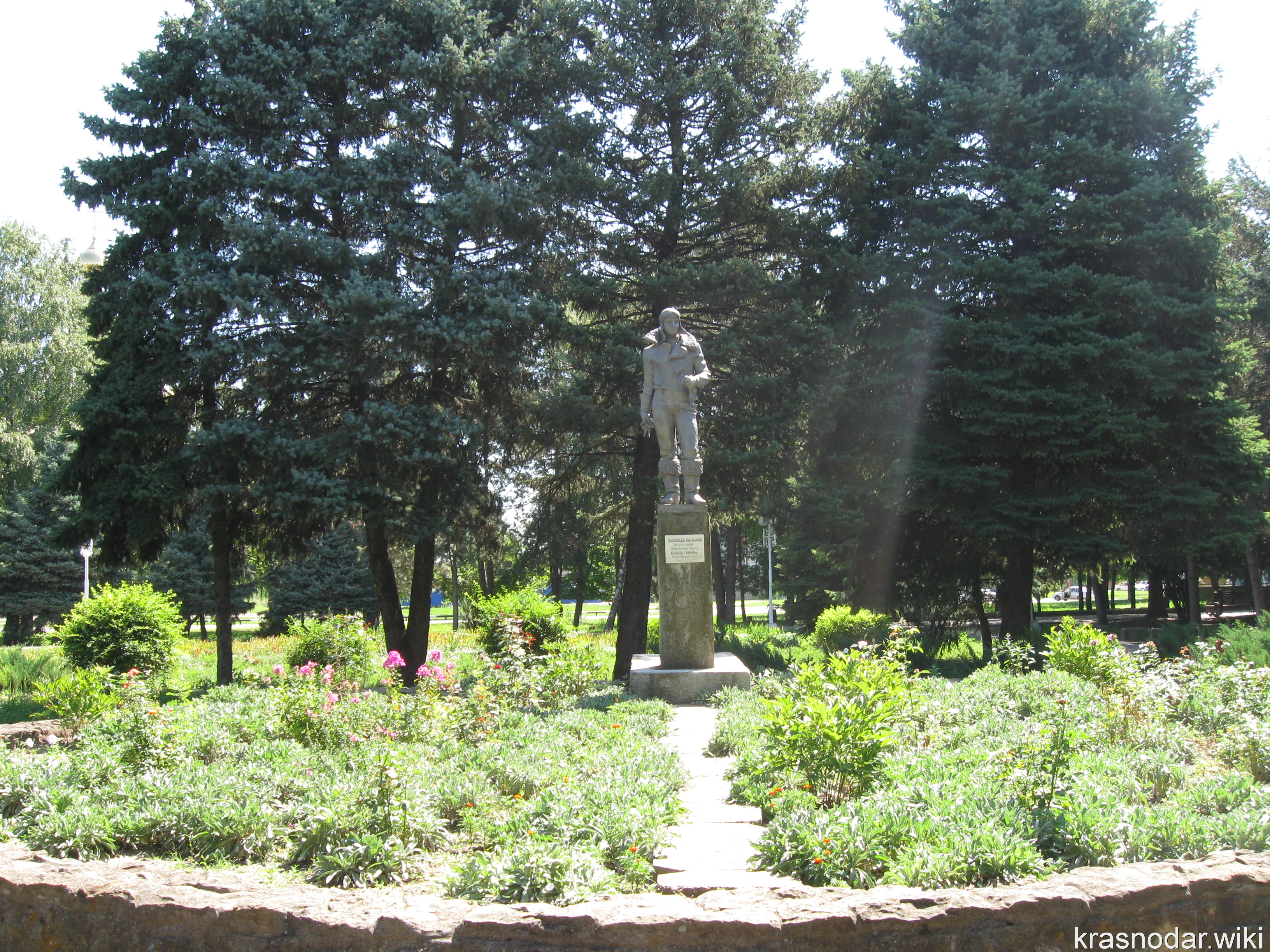 Белая глина, памятник Ляпилевскому А.В.