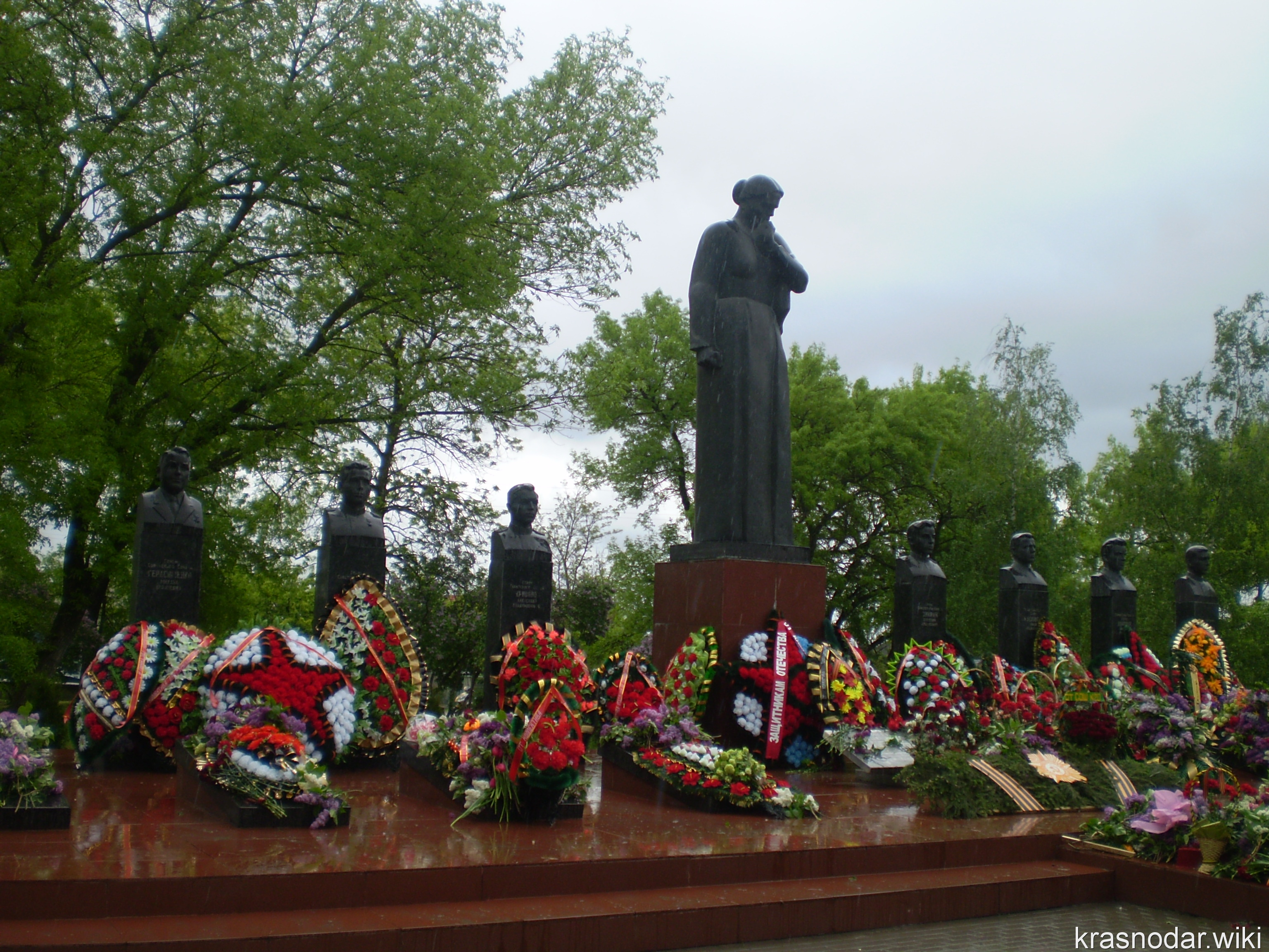 Брюховецкая, Мемориальный комплекс 'Скорбящая мать'