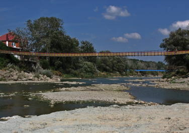 Горячий ключ, Старый висячий мост через реку Псекупс