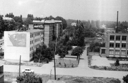 Динская, Школа №4 и дом Красная №108