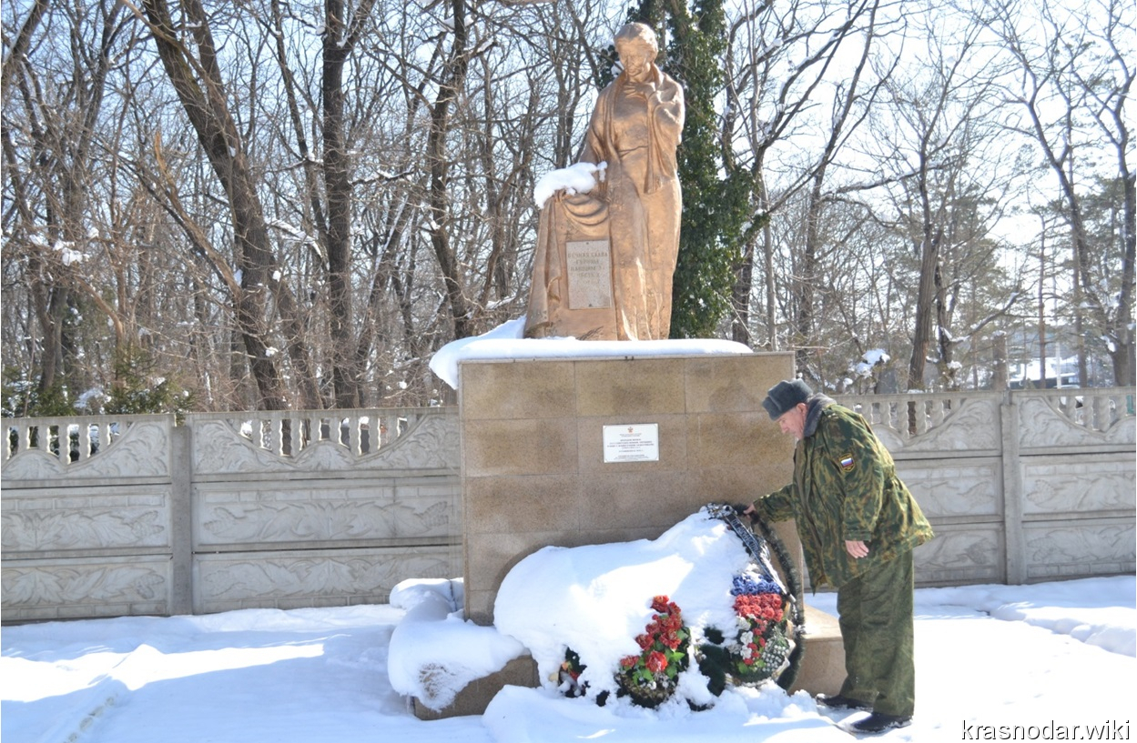 Абинск, Памятник Скорбящей матери