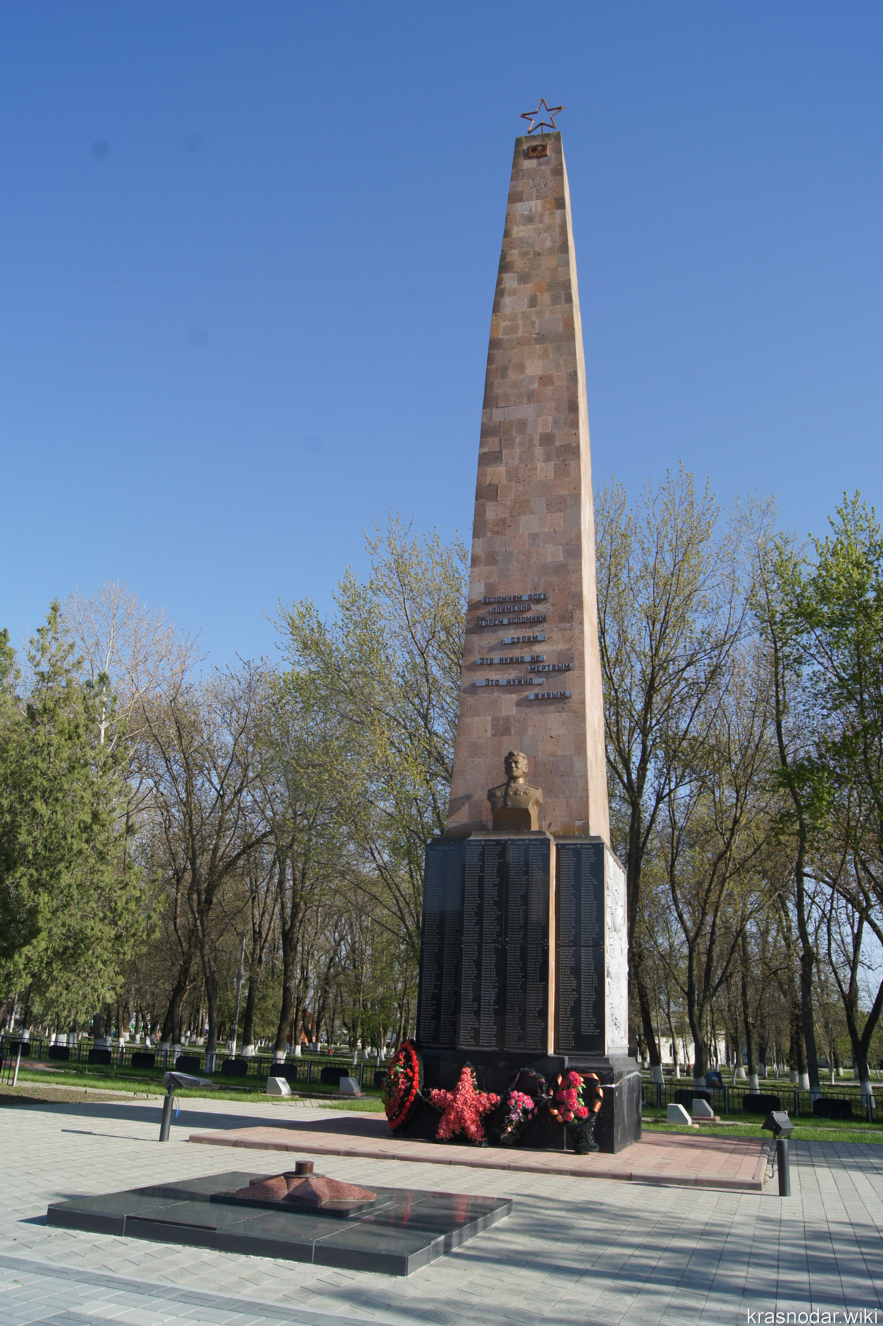 Калининская, Обелиск землякам, погибшим в годы Великой Отечественной войны