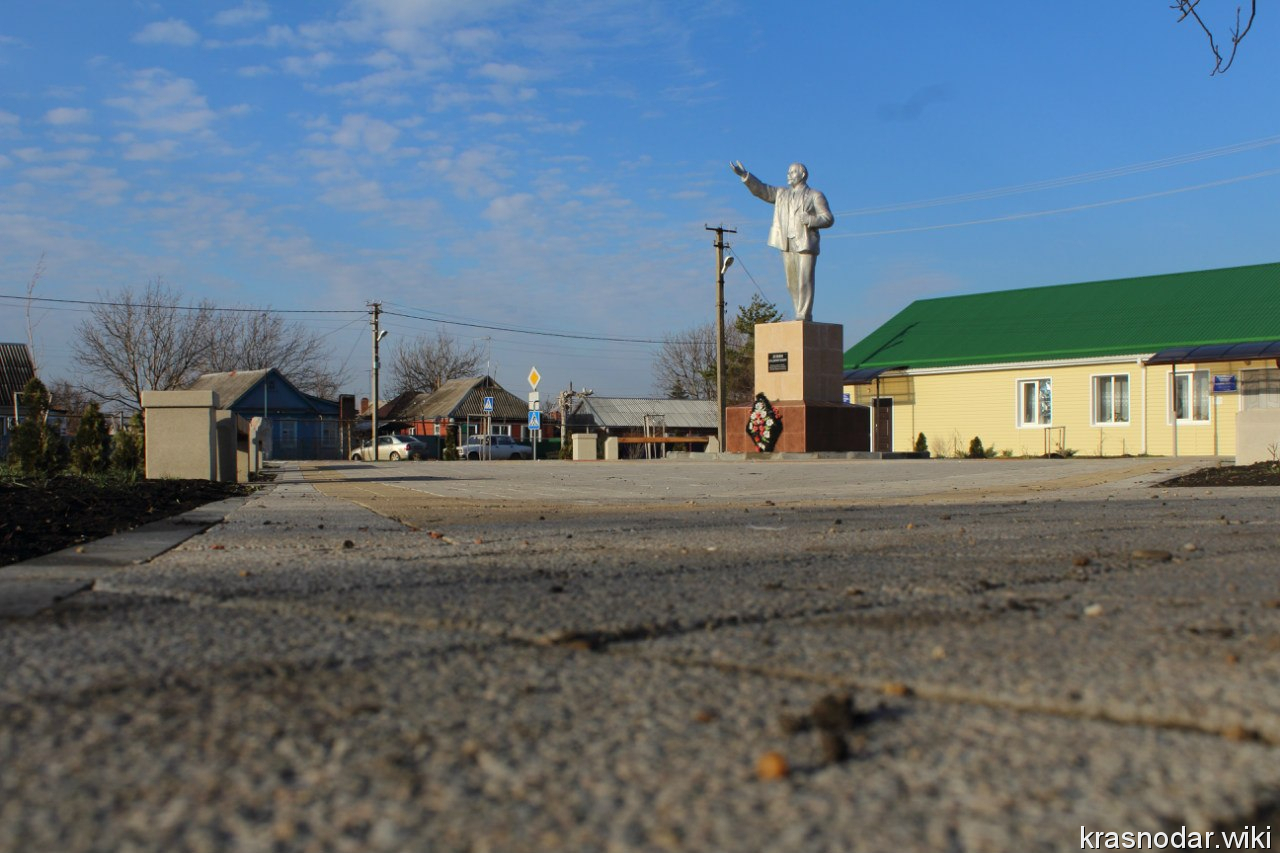 Динская, памятник В.И. Ленину
