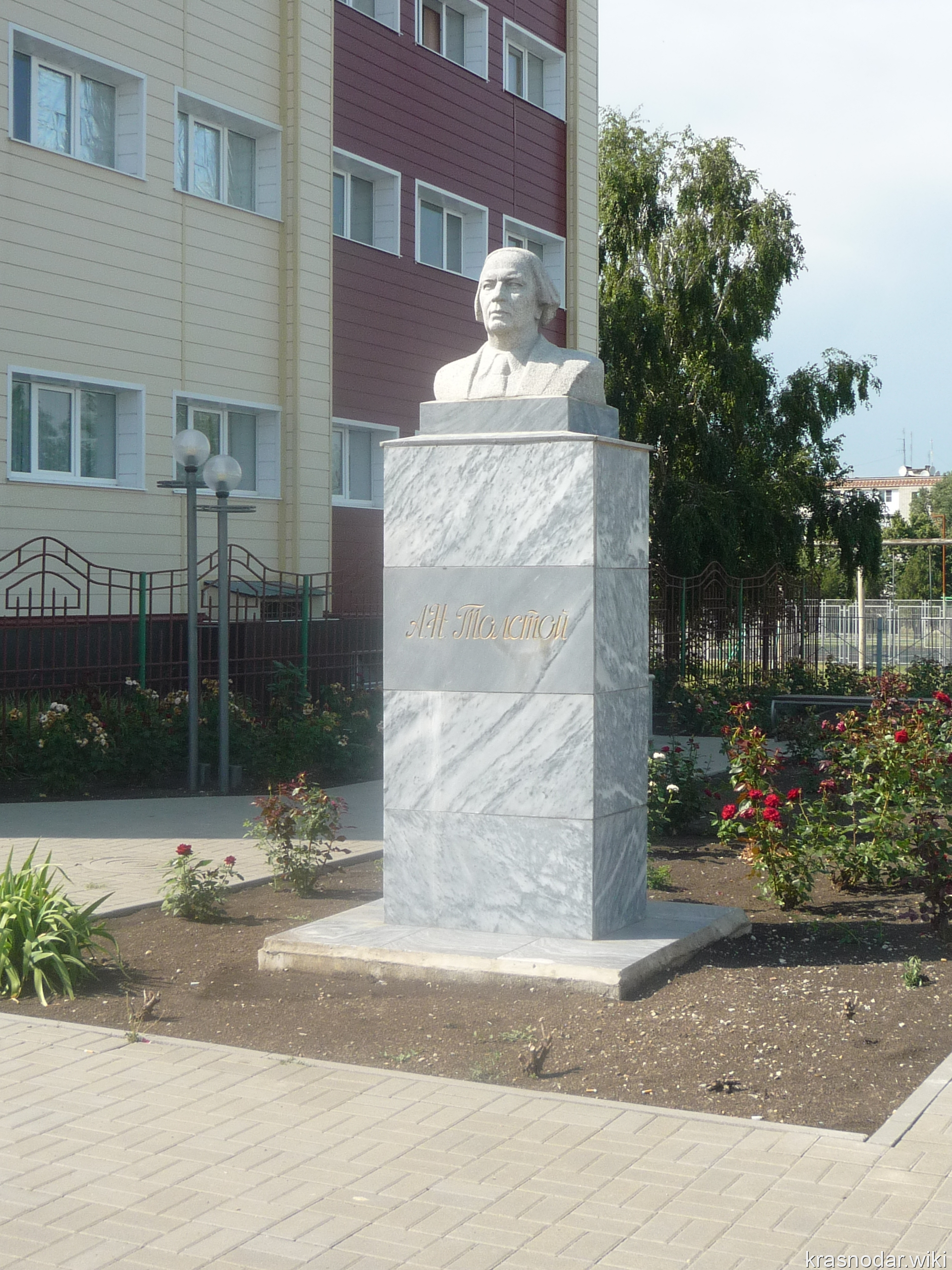Ленинградская, памятник Л. Н. Толстому