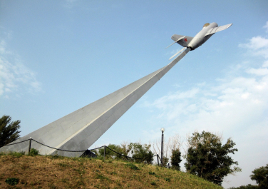Ленинградская, памятник самолет