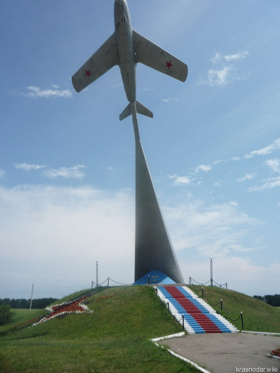 Ленинградская, памятник самолет