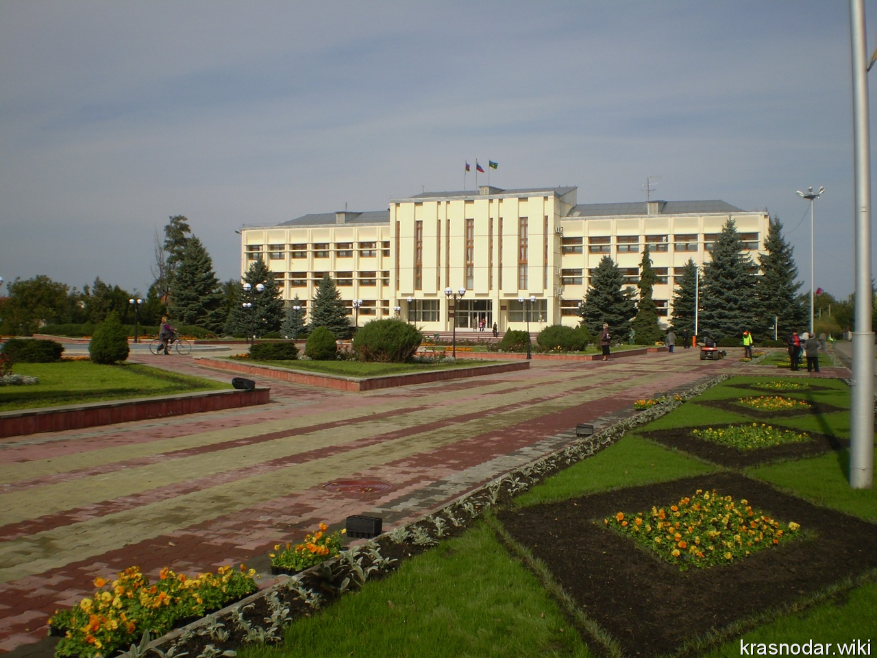 Мостовской, Администрация