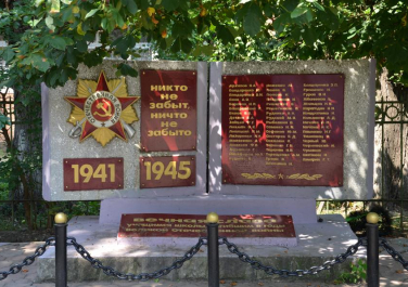 Кропоткин, Памятники учителям и учащимся школы, погибших на полях сражений