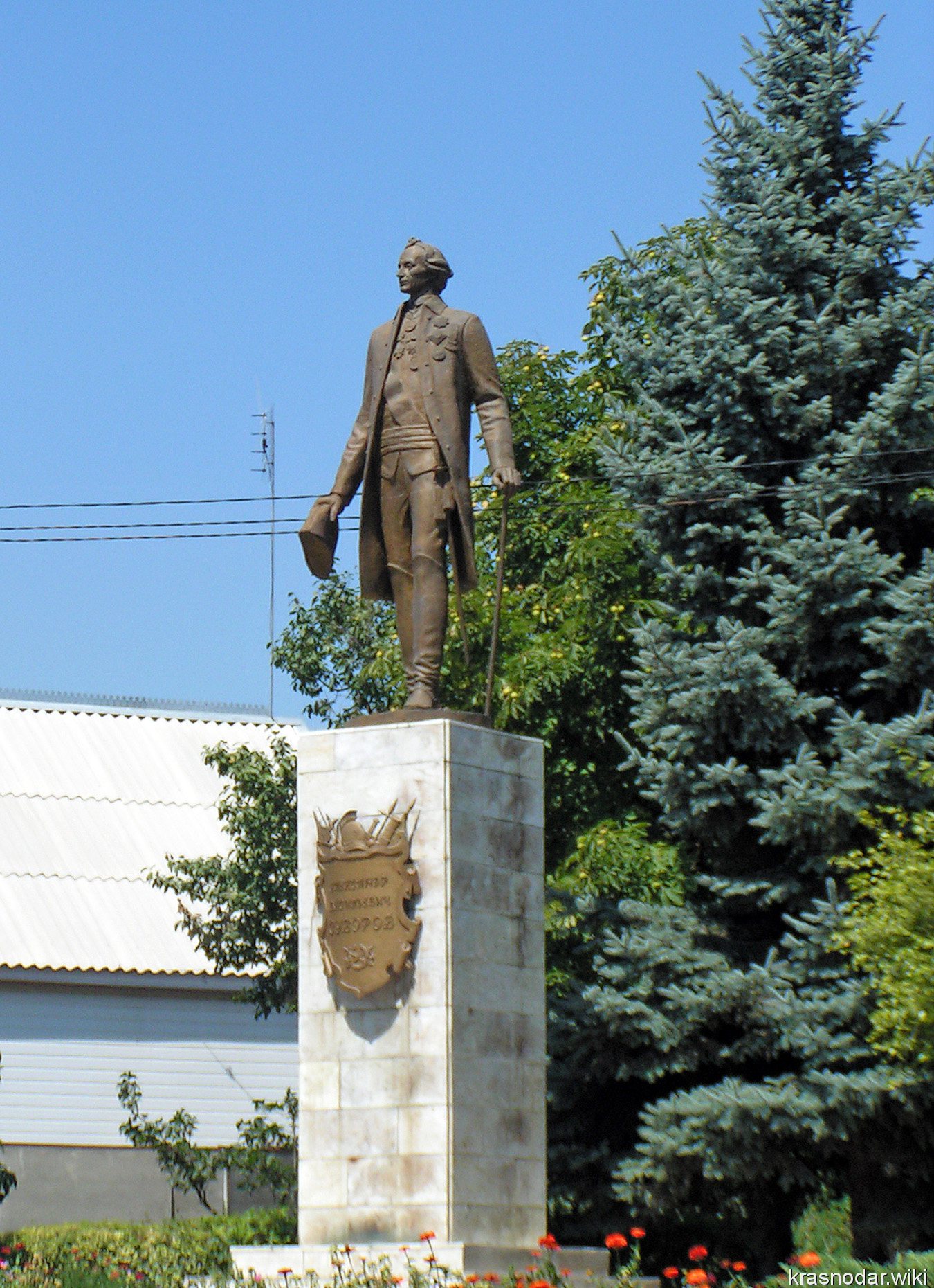 Ленинградская, Памятник Суворову