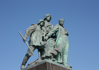 Новороссийск, Памятник двенадцати рыбакам, погибшим на сейнере 'Уруп' в 1953 г., Достопримечательности