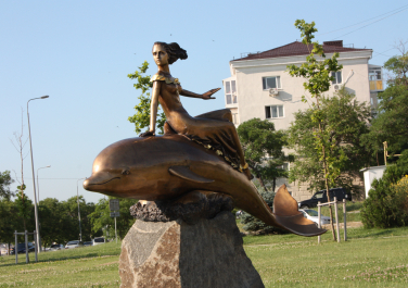 Новороссийск, Скульптура «Дельфин и русалка», Достопримечательности