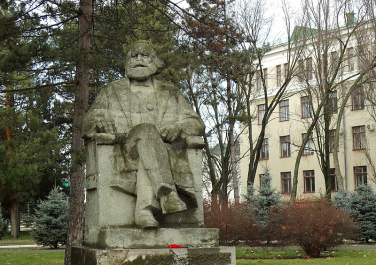 Памятник К. Марксу (на территории КубГАУ)