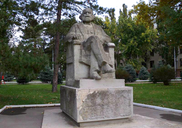 Памятник К. Марксу (на территории КубГАУ)