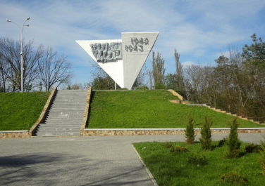 Памятник 500 советским воинам и мирным жителям, погибших в боях с фашистскими захватчиками