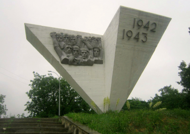 Памятник 500 советским воинам и мирным жителям, погибших в боях с фашистскими захватчиками