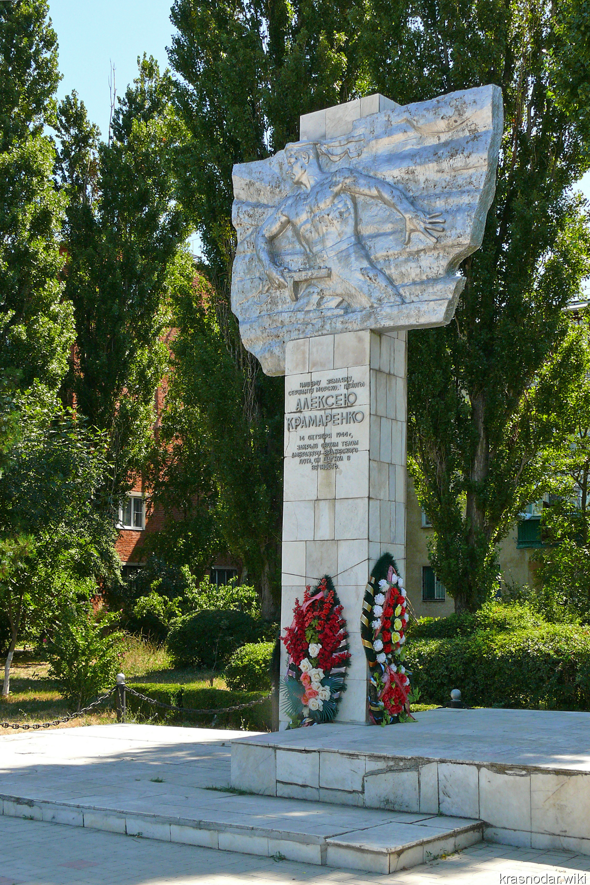 Приморско-Ахтарск, памятник Алексею Крамаренко