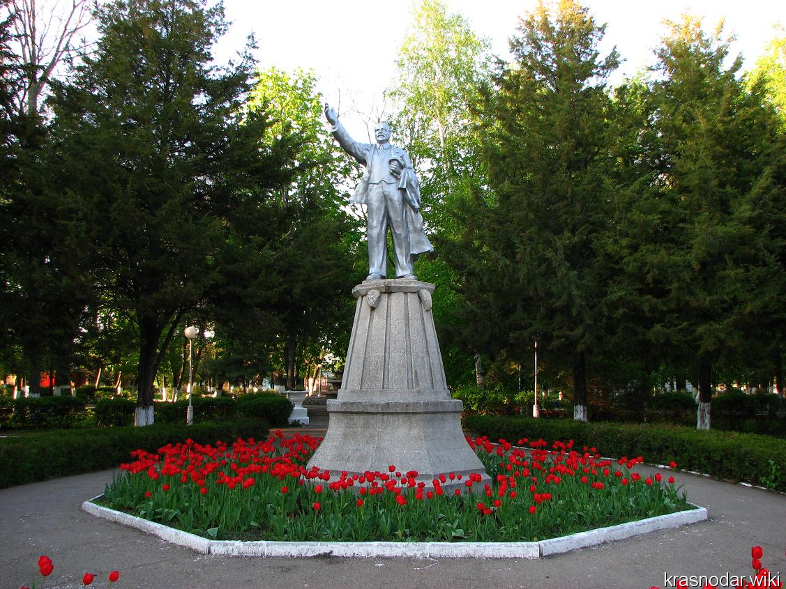 Приморско-Ахтарск, памятник Ленину