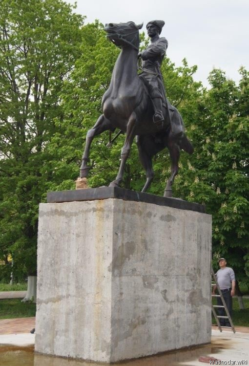 Тбилисская, памятник сотнику Гречишкину