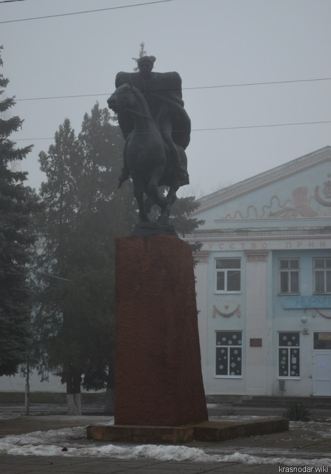 Староминская, памятник Чапаеву
