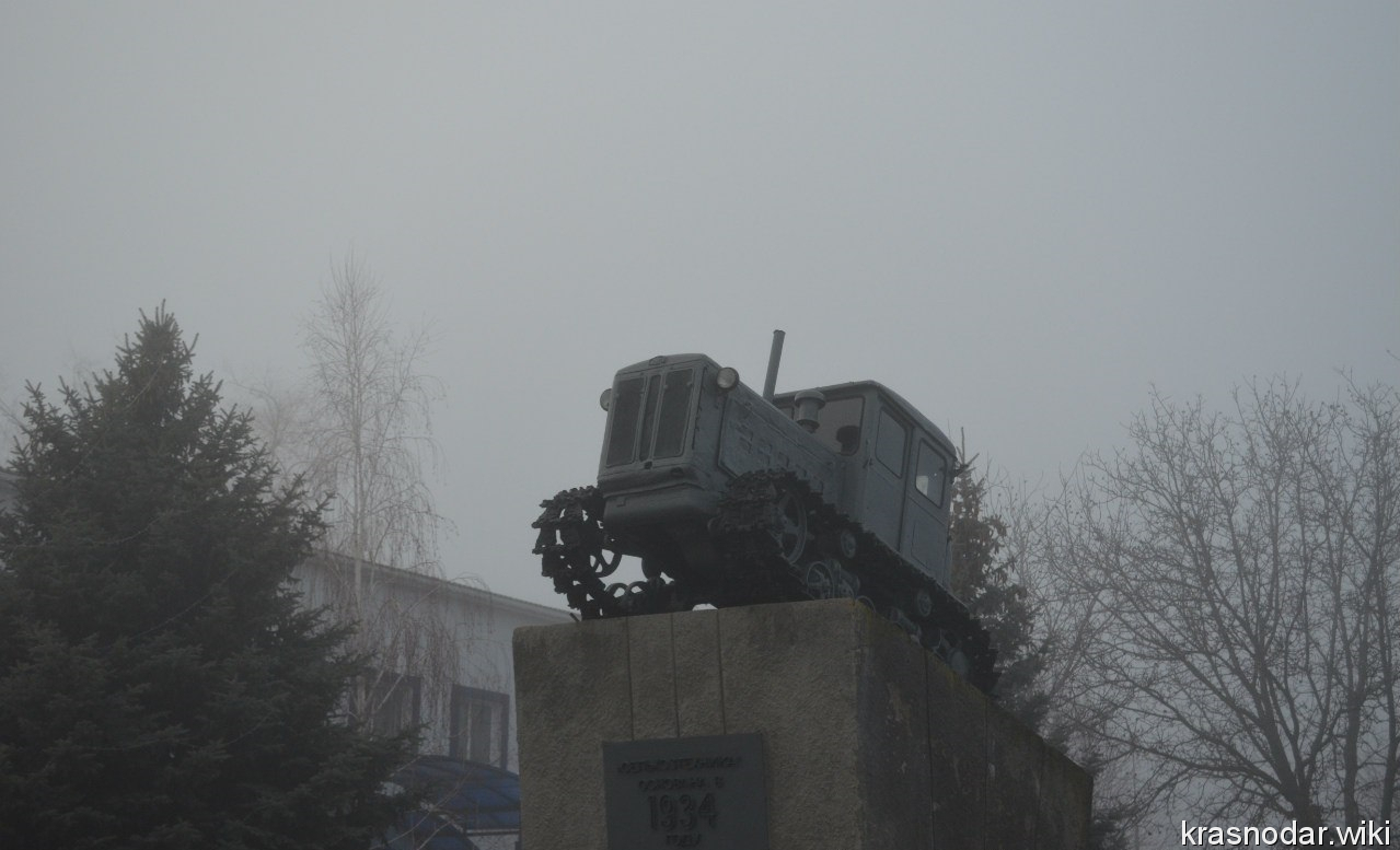 Староминская, трактор-труженник ДТ 54