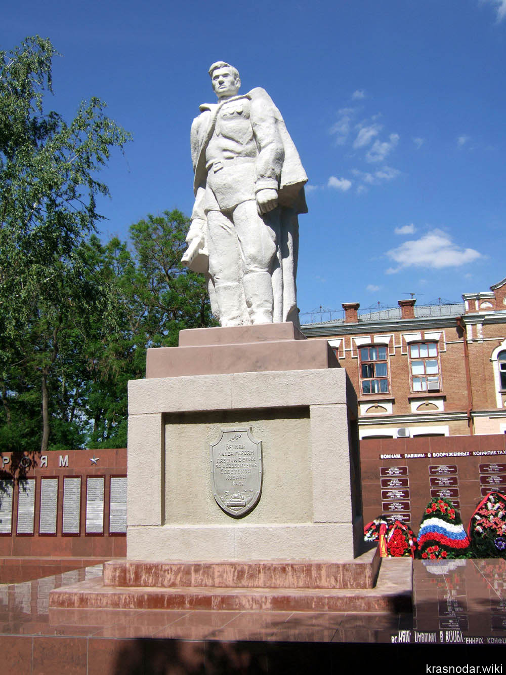 Славянск-на-кубани, Памятник погибшим воинам в городе